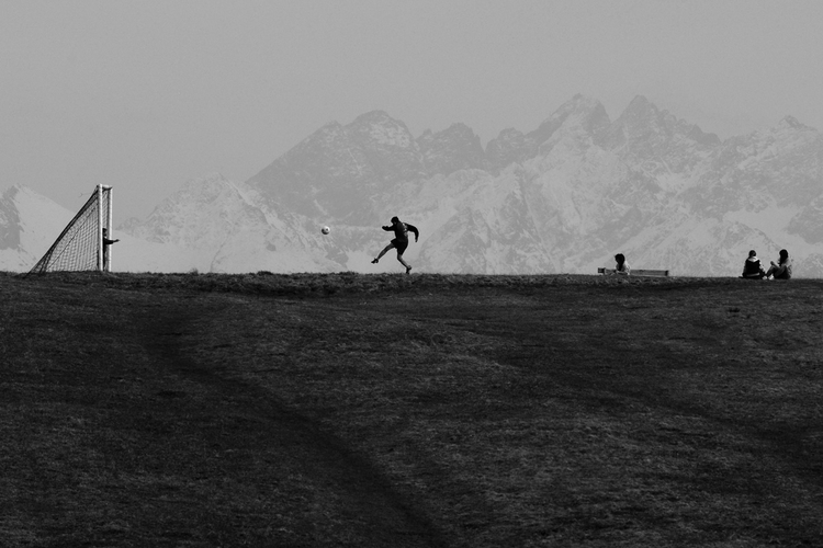 II miejsce w kategorii "Sport", zdjęcia pojedyncze, fot. Bartłomiej Jurecki

Morawczyna. Kwiecień, ale w Tatrach wciąż śnieg. Na trening nigdy nie jest zbyt zimno, także w Morawczynie, na jednym z najwyżej położonych boisk piłkarskich w Polsce. Tu gra się na wysokości 680 m n.p.m. 11 kwietnia 2015